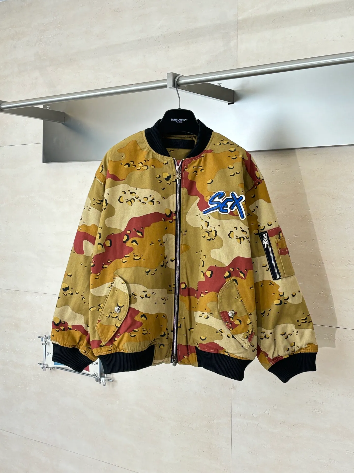 P1010 Chrome Heat*/CH Chrome Heat Camouflage Flight Jacket Cotton Jacket was purchased and developed by a Los Angeles agent for US$5,600. This model is made of custom-made military canvas fabric and is reproduced 1:1 according to the original model, with a piece of cloth printed camouflage pattern. The customization period for the chest sex pattern stamp is 20 days, the minimum order is 1800 pieces, and the color plate is matched. The hardware buckles are all made of electroplated 925 silver material, the weight is perfectly restored, and they are aged and oxidized to black. The back printing uses positioning screen glue printing, and the sleeve pockets are also positioned and opened by a template machine.  Size: M/L/XL/XXL